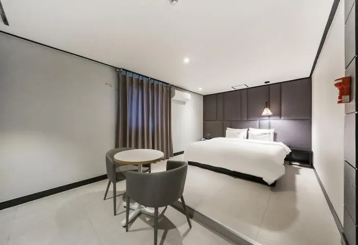 Hotel Almond Gupo Station 2*
