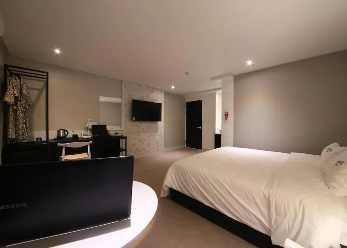 Almond Gupo Station Hotel 2*