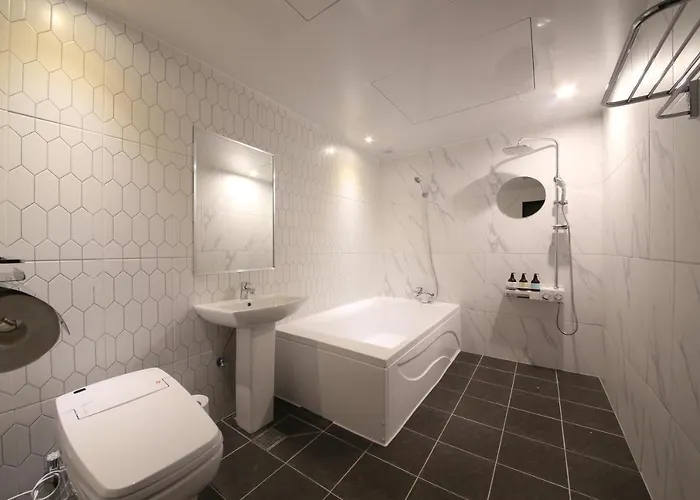 Hotel Almond Gupo Station 2*