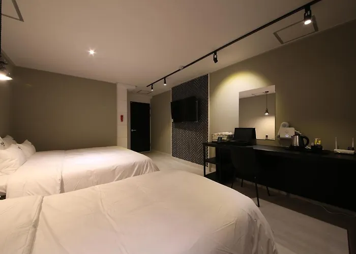 Hotel Almond Gupo Station 2*