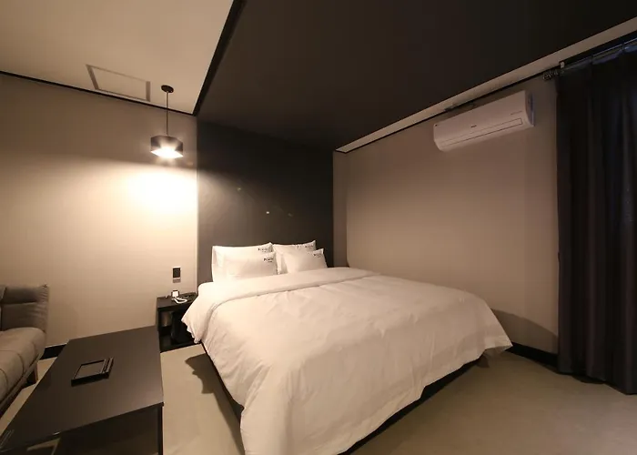 Almond Gupo Station Hotel 2*