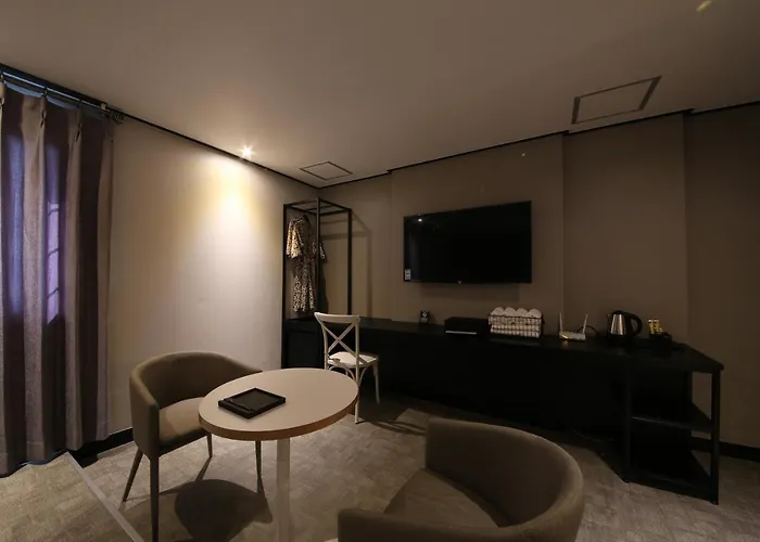 Almond Gupo Station Hotel 2*