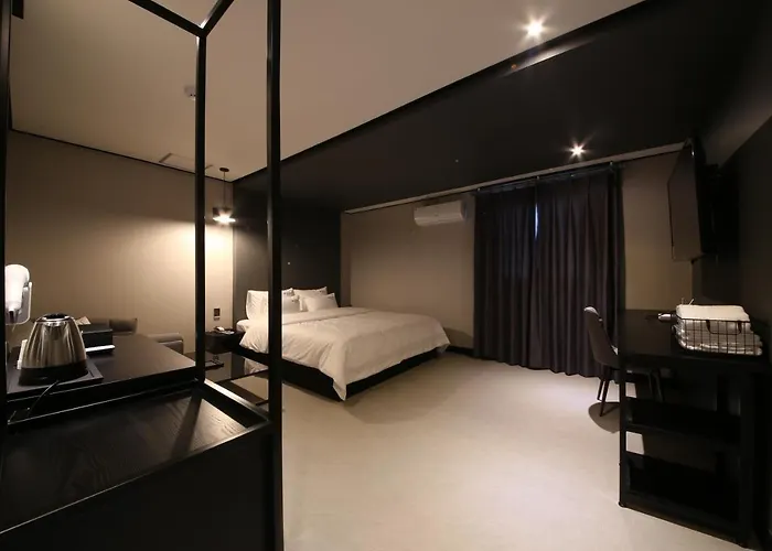 Almond Gupo Station Hotel 2*