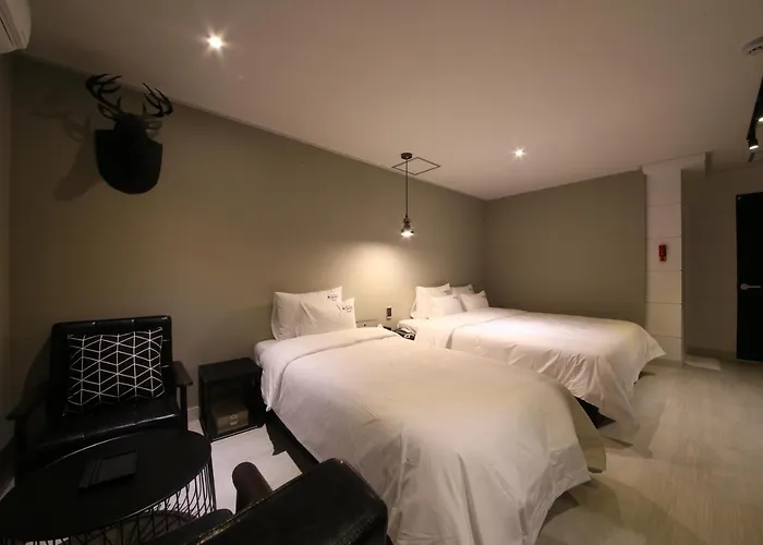 Hotel Almond Gupo Station 2*