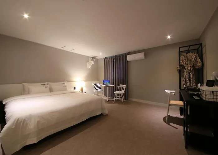 Hotel Almond Gupo Station
