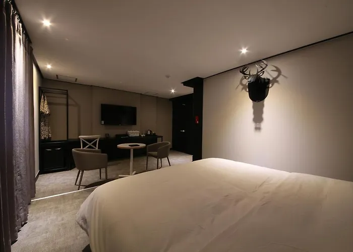 Hotel Almond Gupo Station 2*