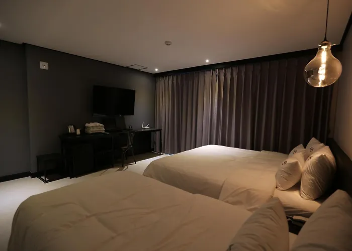 Hotel Almond Gupo Station