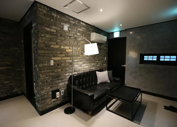 Hotel Almond Gupo Station 2*